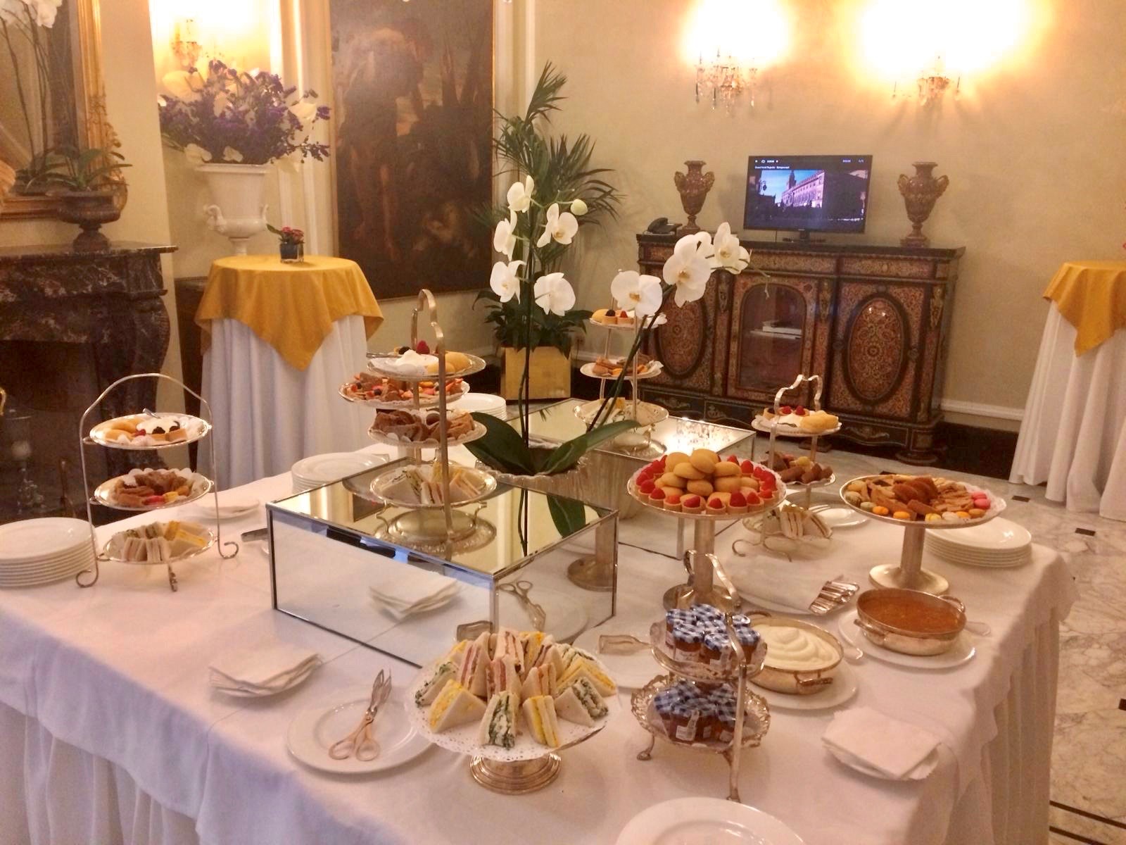 Tè e pranzo d’affari aziendale proposti dal Majestic e da Etiquette Academy