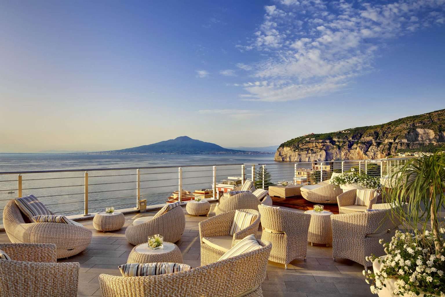 Nel cuore della Sorrento Coast l’hotel Mediterraneo apre con una stella in più